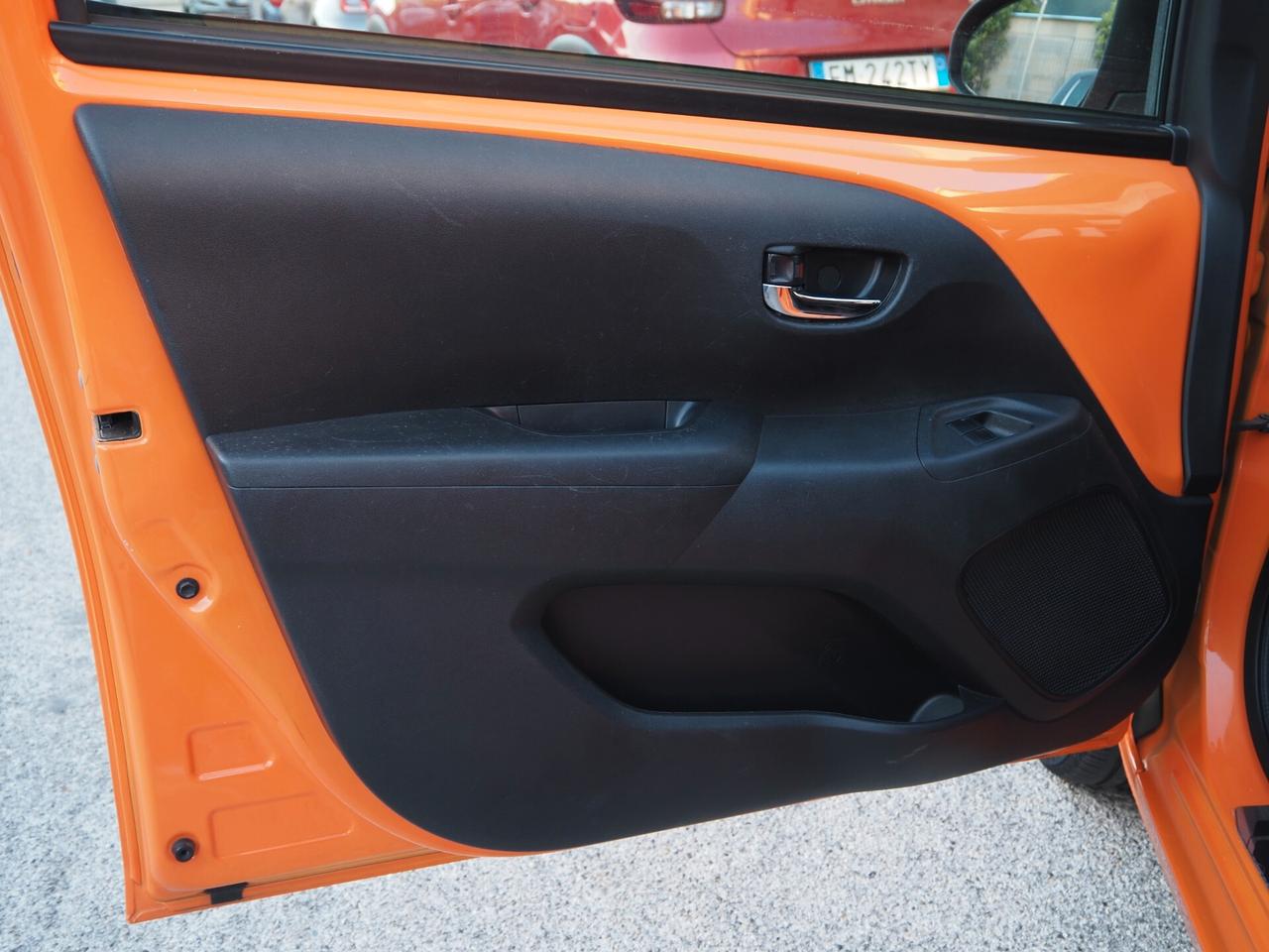 Toyota Aygo Connect orange 1.0 VVT-i 72 CV 5 porte x-wave