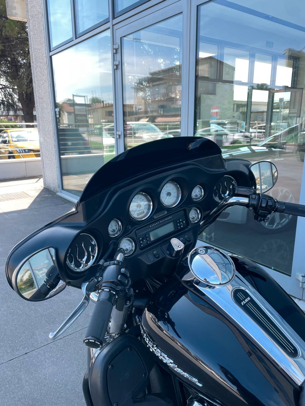 Harley-davidson FLHX Street Glide Touring six speed radio