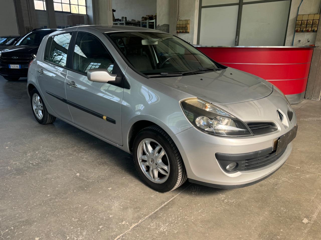 Renault Clio 1.6 5 porte CAMBIO AUTOMATICO GPL