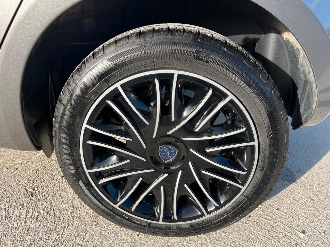 Lancia Ypsilon 1.0 FireFly 5 porte S&S Hybrid Oro