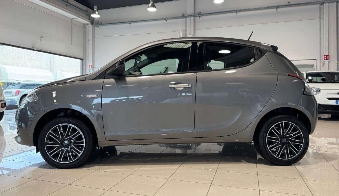 LANCIA YPSILON 1.0 70 CV HYBRID AUTO A NOLEGGIO CON KM ILLIMITATI