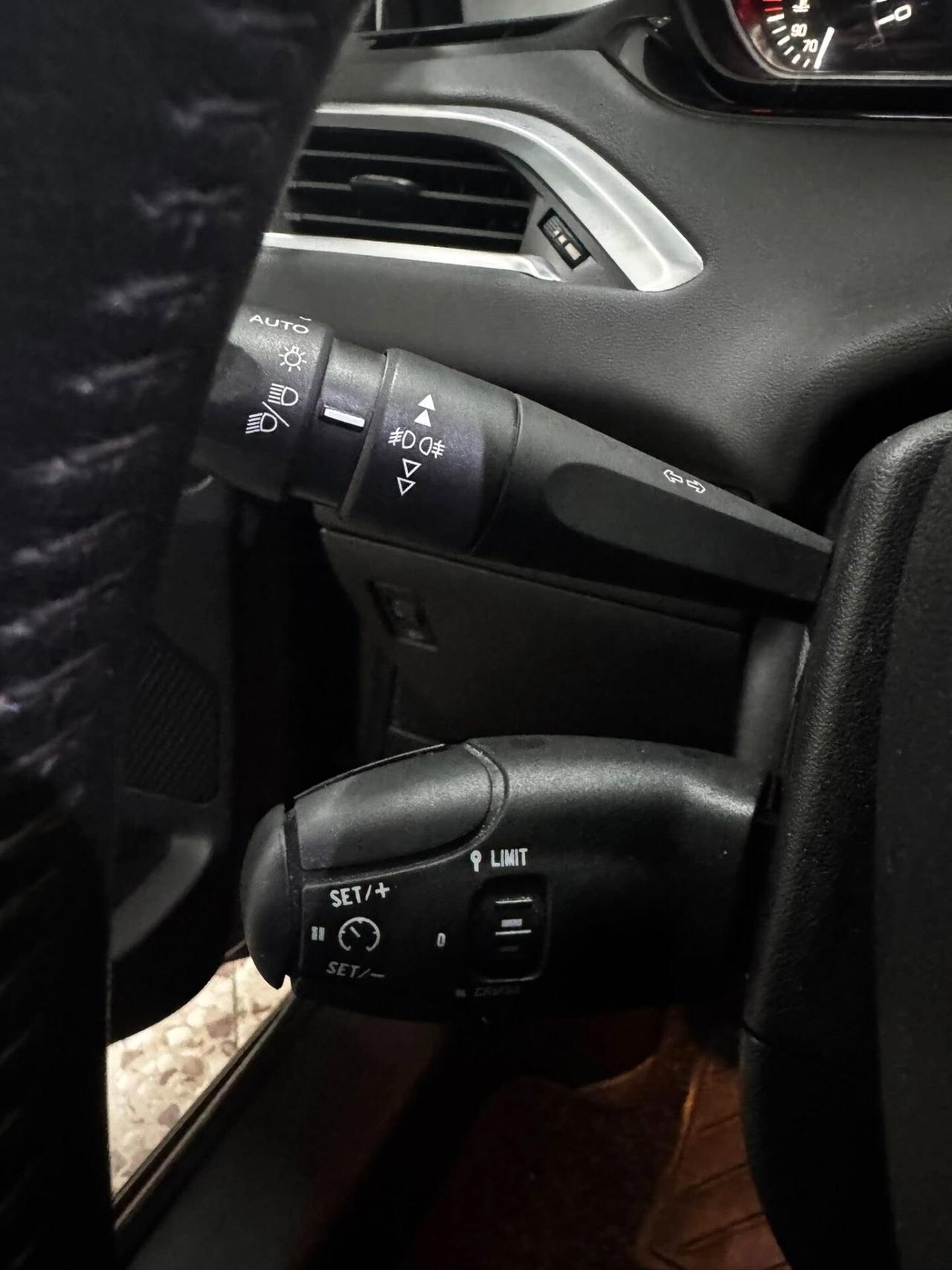 Peugeot 208 1.4 HDi 68 CV 5 porte Allure