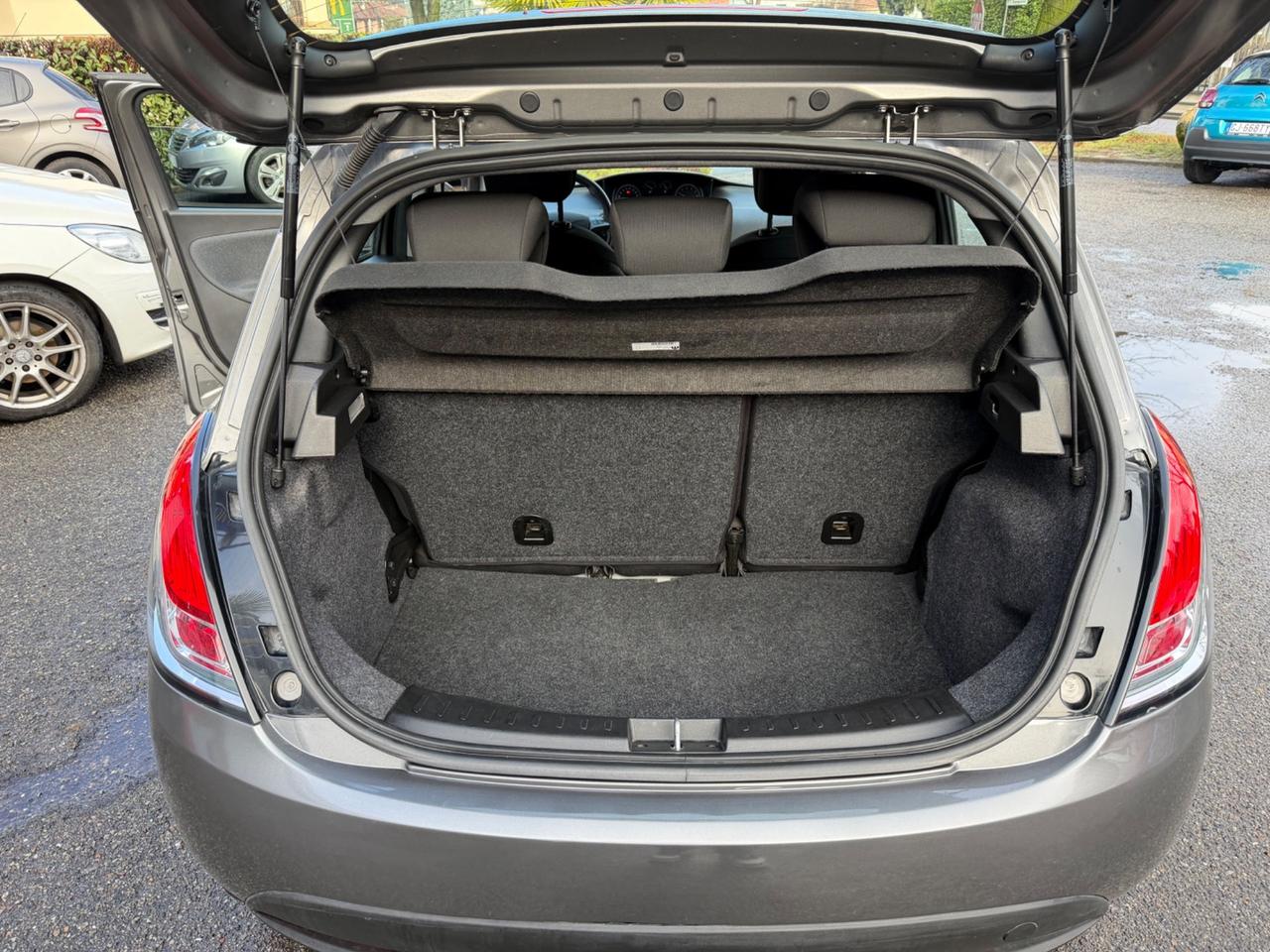 Lancia Ypsilon 1.0 FireFly 5 porte S&S Hybrid Silver