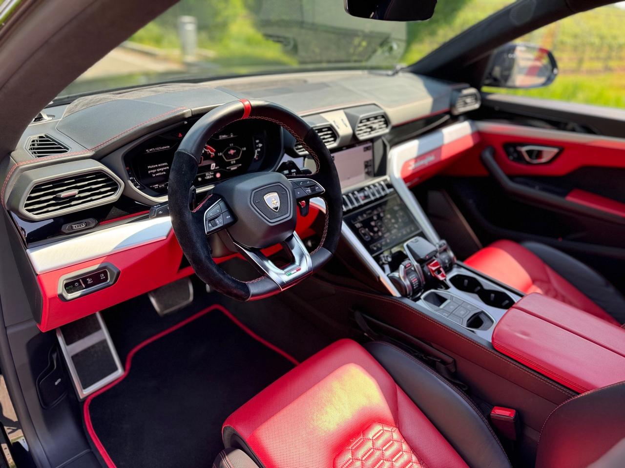 Lamborghini Urus 4.0 V8 650cv Total Black Permute