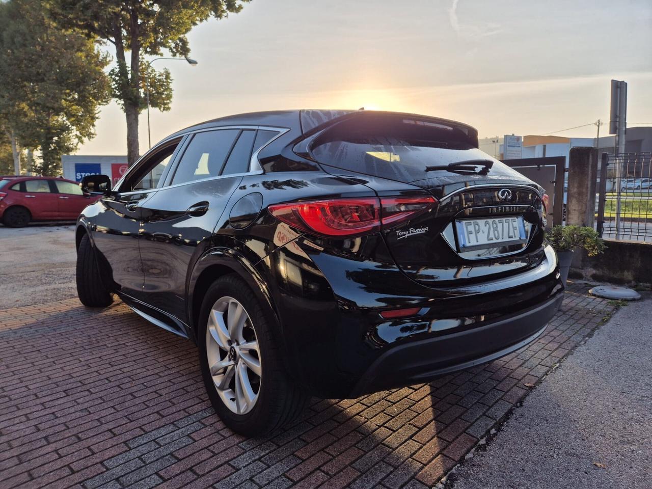 Infiniti Q30 D Premium E6B--24 m/GARANZIA!!!