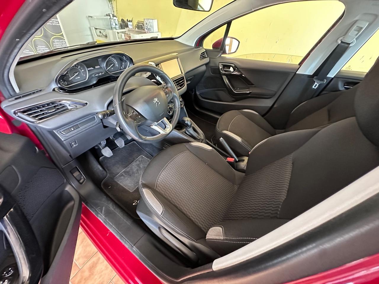 Peugeot 208 1.2benz. Allure