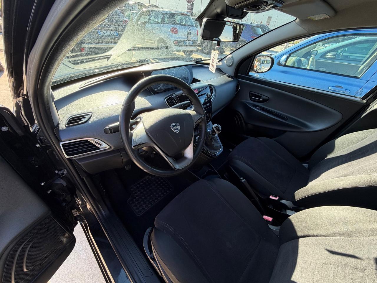 Lancia Ypsilon 0.9 TwinAir 85 CV 5 porte Metano Ecochic Silver