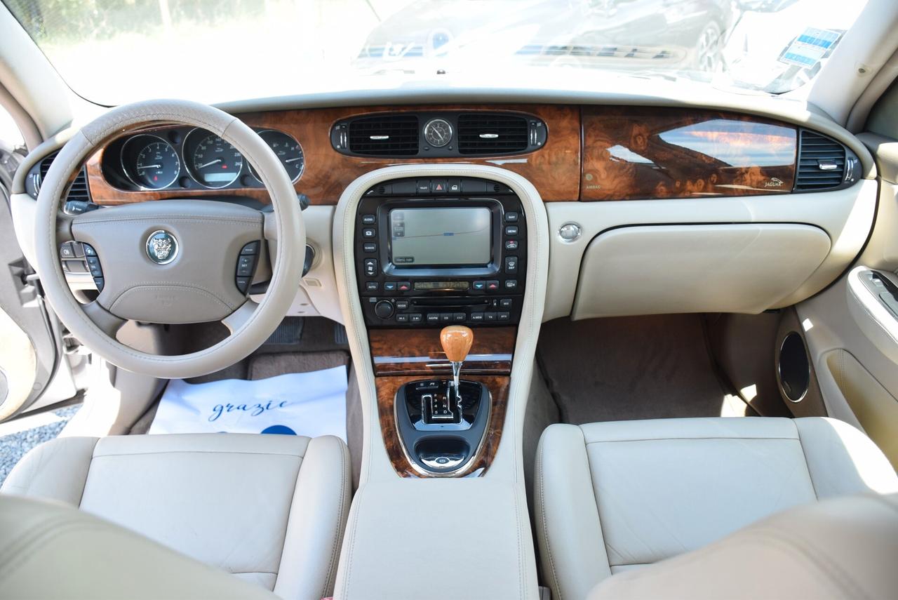 Jaguar XJ 4.2 V8 298CV AUT. NAVI PELLE SENSORI CRUISE BT Executive