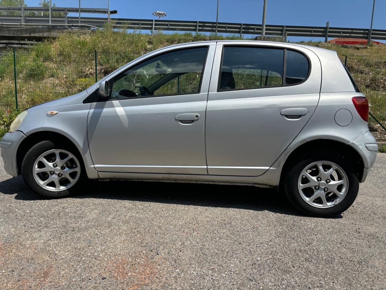 Toyota Yaris 1.0 5 porte a detta per neoptentati