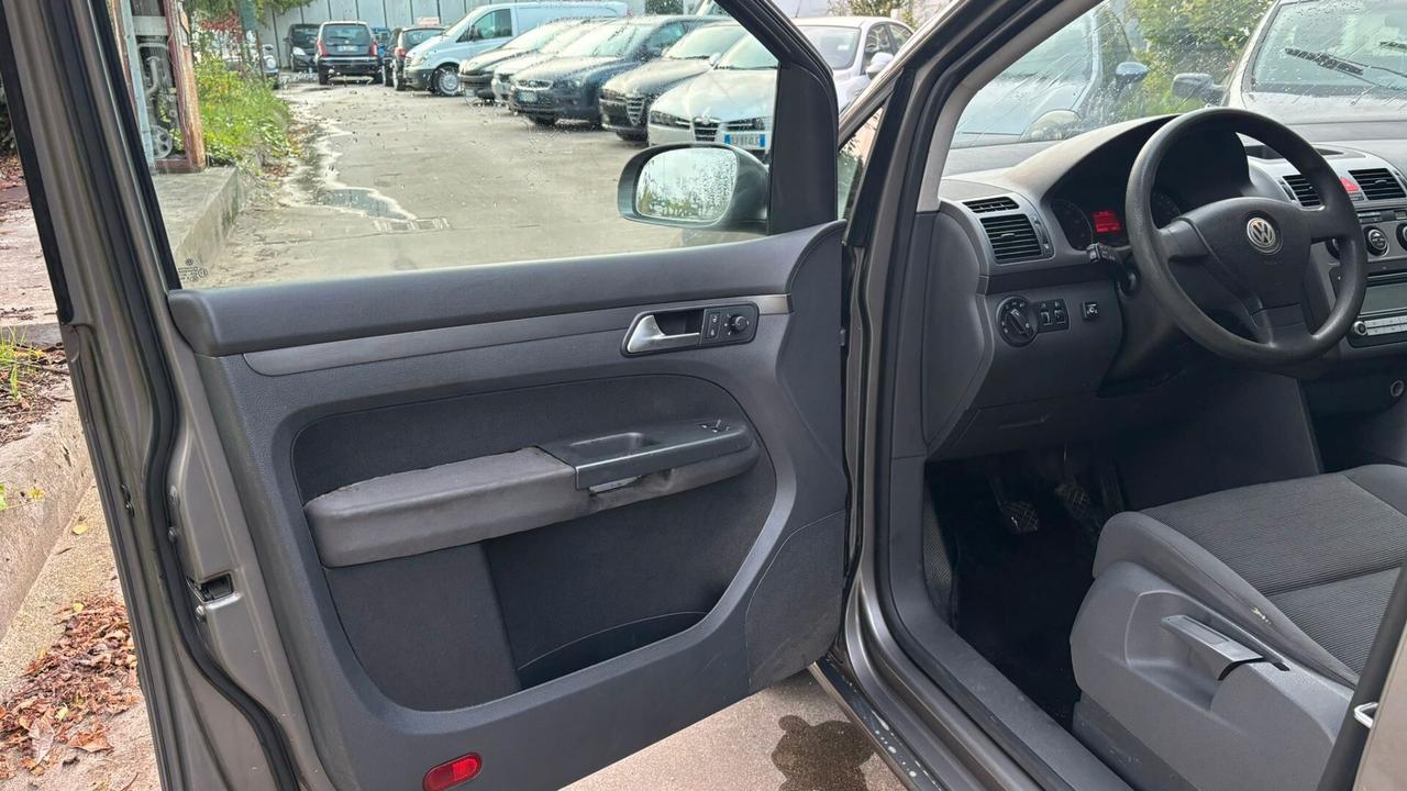 Volkswagen Touran posti 5 GPL dalla cassa gancio di traino regolare