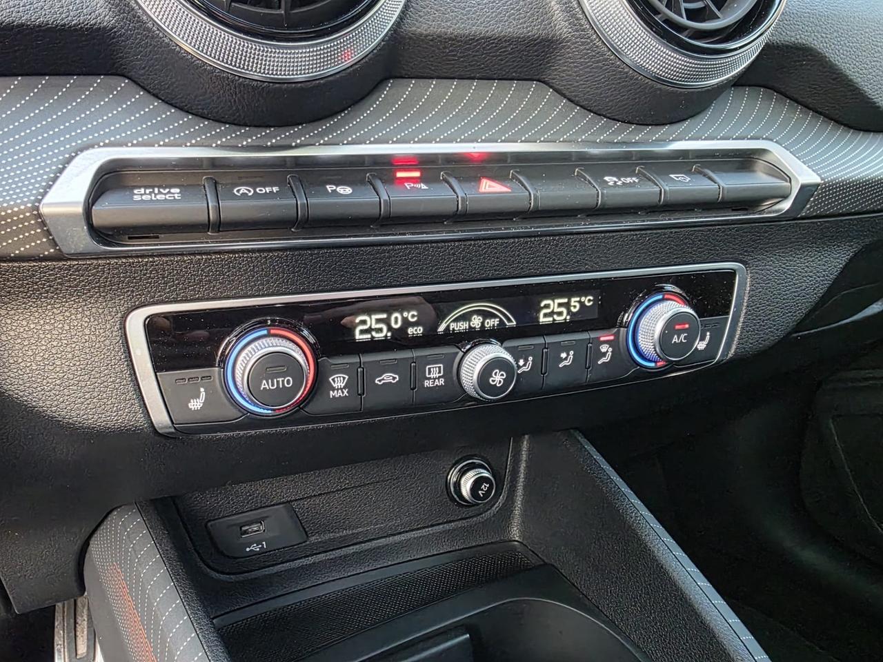 AUDI Q2 3X S-LINE BLACK EDITION