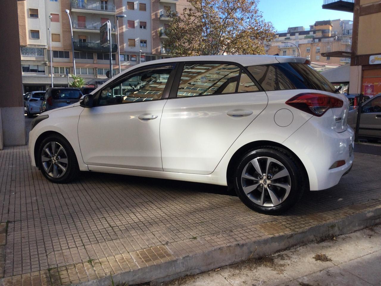Hyundai i20 1.2 84 CV 5 porte Blackline