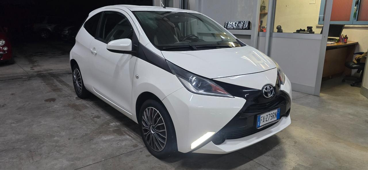 Toyota Aygo 1.0 VVT-i 69 CV 3 porte x-clusiv