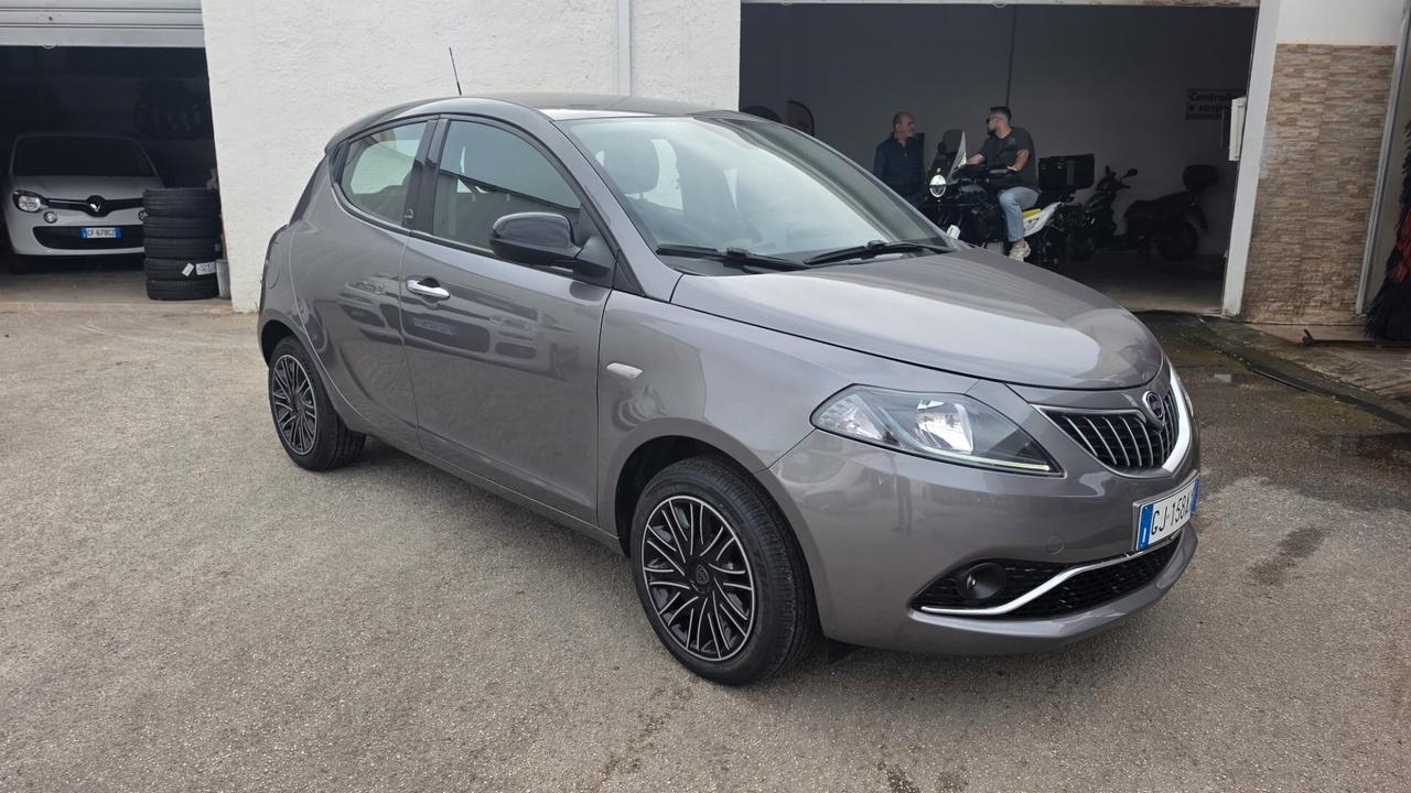 Lancia Ypsilon 1.0 FireFly 5 porte S&S Hybrid Ecochic Silver
