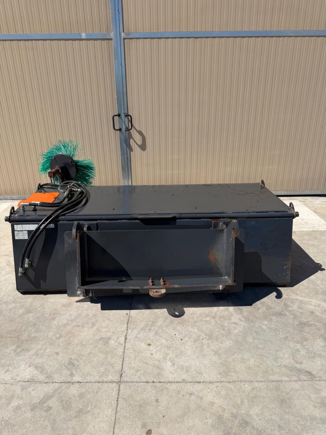 Benna spazzatrice attacco merlo