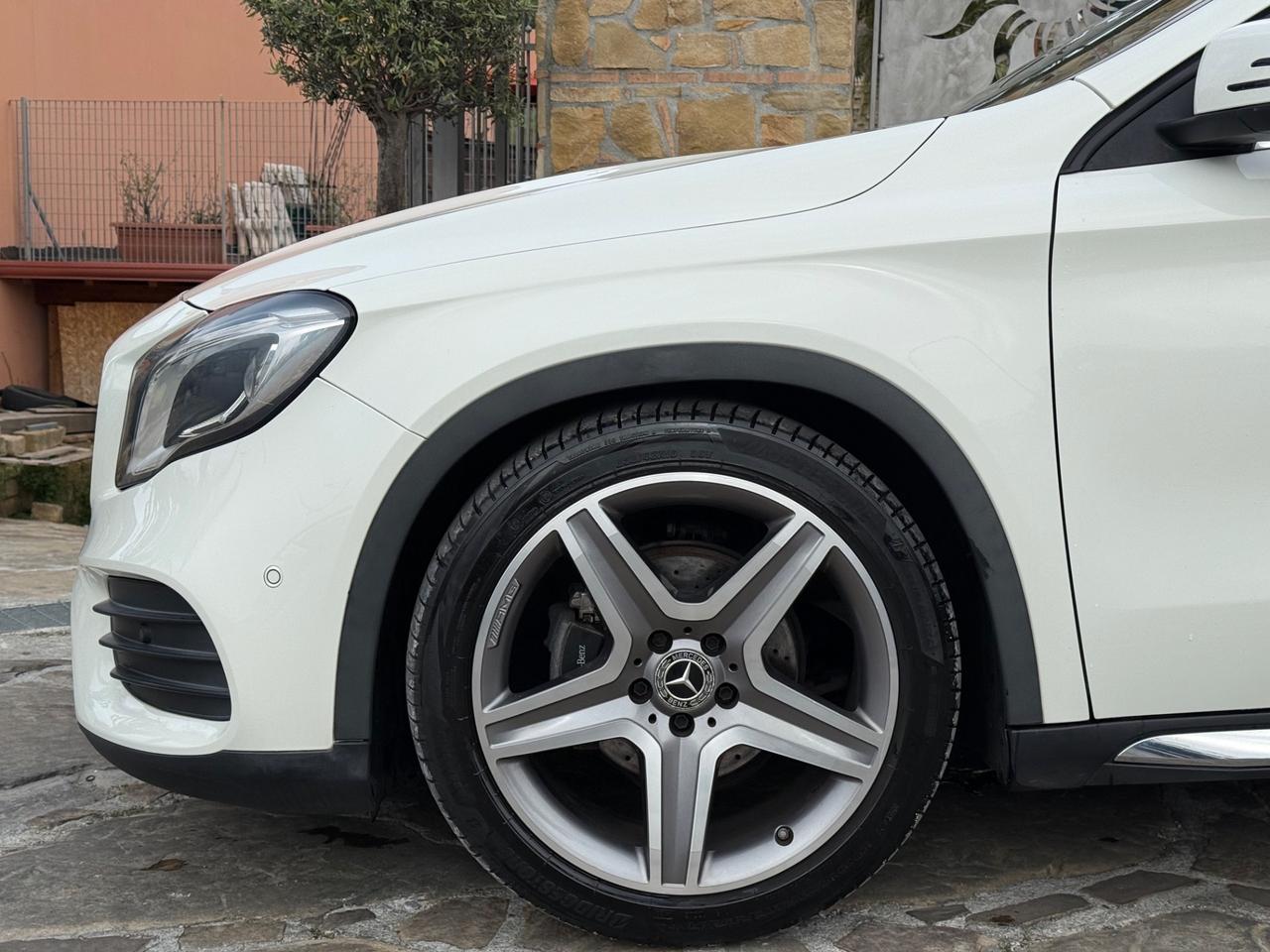 Mercedes-benz GLA 200 d Automatic Premium AMG Led Pelle Navy Cam 360*Bi xenon