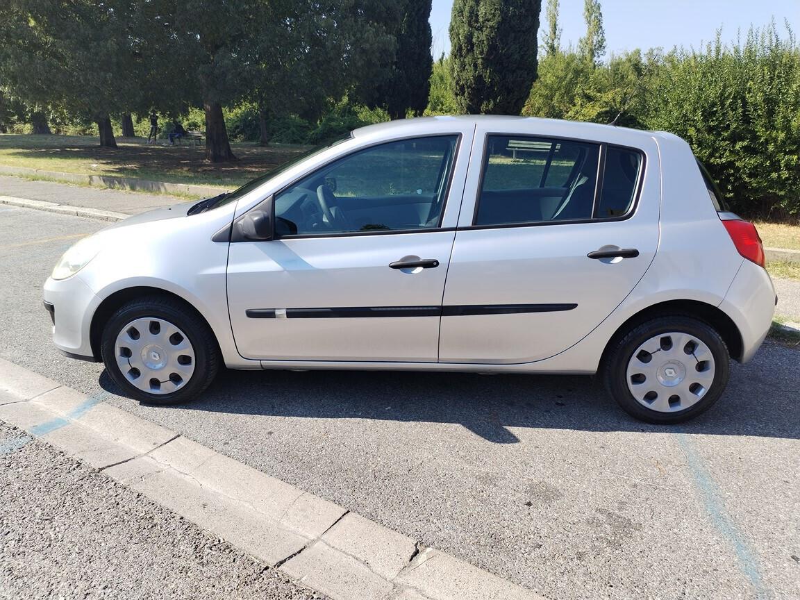 Renault Clio 1.2 16V 5 porte Confort 54000KM DEL 2006 UNIPRO DEL 1941 MANUTENZIONI PRE CONSEGNA