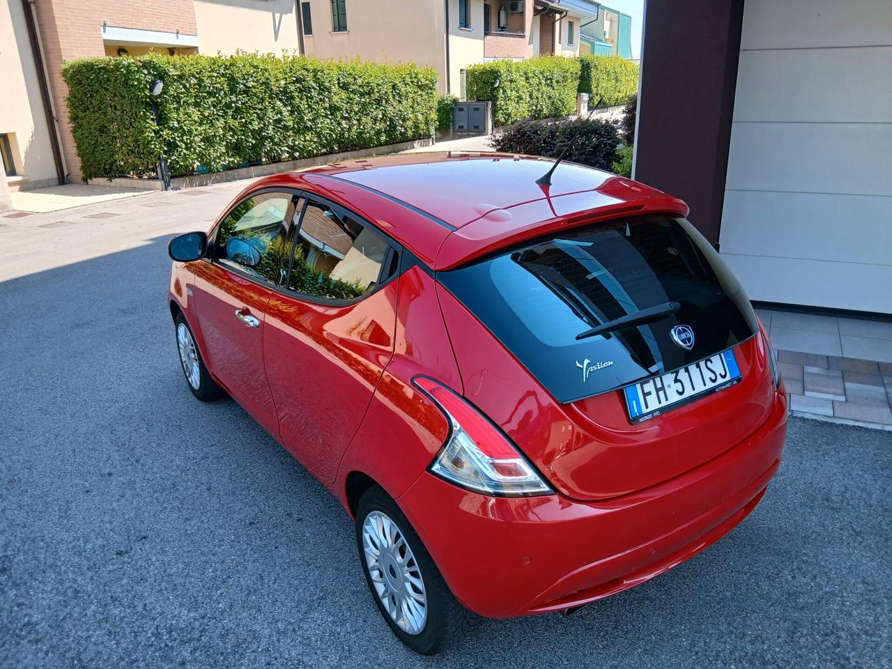 Lancia Ypsilon 1.2 69 CV 5 porte Silver tua a € 165 mese