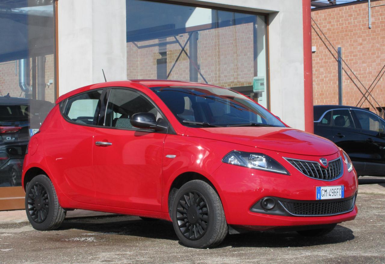 Lancia Ypsilon 1.0 firefly hybrid Silver s&s 70cv