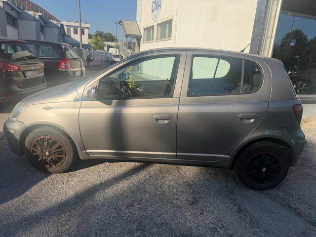 TOYOTA Yaris 1.3i 16V cat 5p Sol senza nessun lavoro da fare