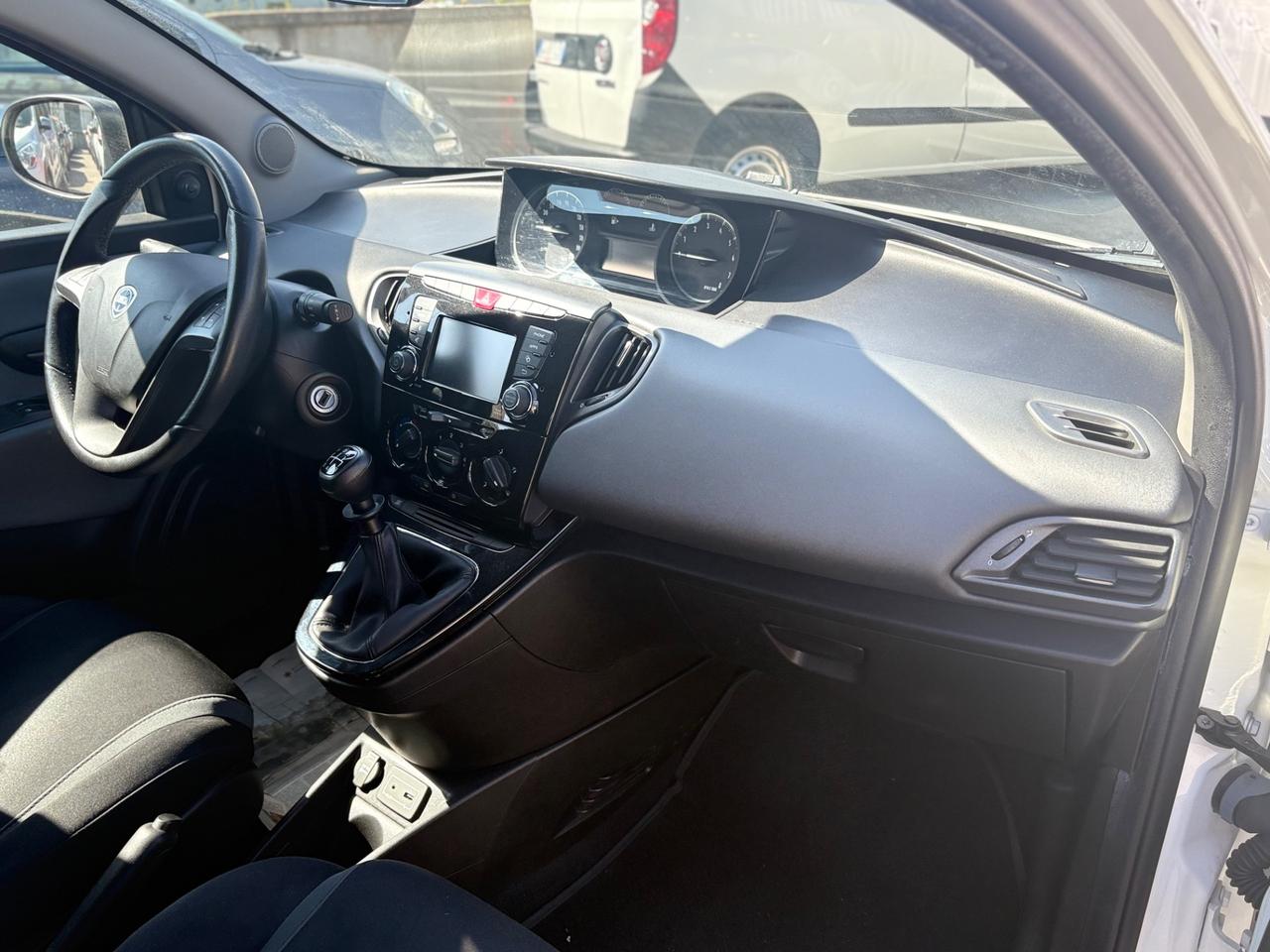 Lancia Ypsilon 1.2 69 CV 5P Gold UCONNECT Blue&Me
