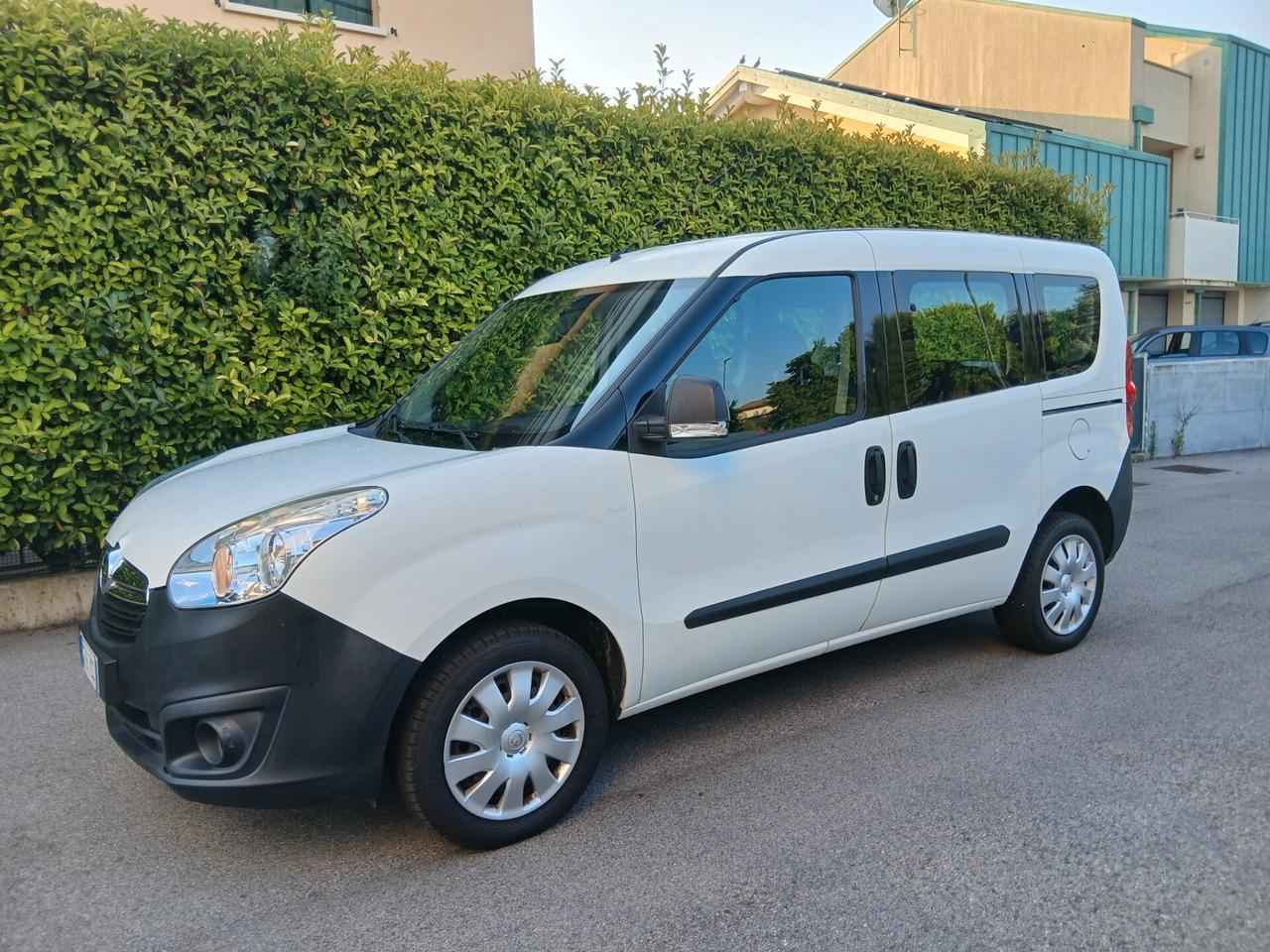 Opel Combo N1 5 posti GPL autocarro tua a € 164 mese