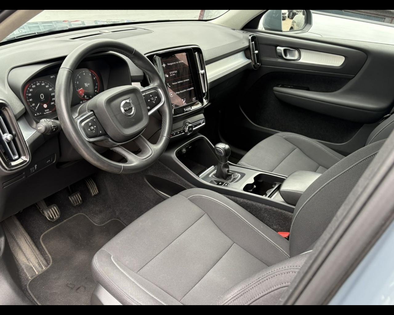 VOLVO XC40 (2017-->) - XC40 T2 Momentum Core