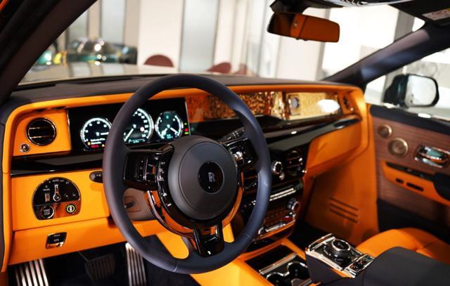 ROLLS-ROYCE Phantom EWB -TWO TONE W12 414 KW (563HP)