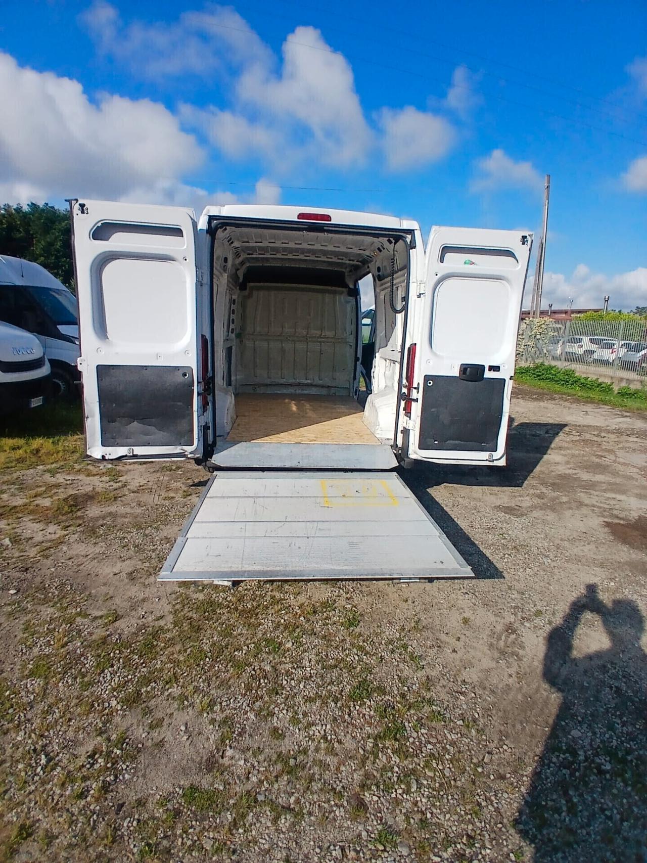 Fiat Ducato 35 2,3 MJT con pedana di carico