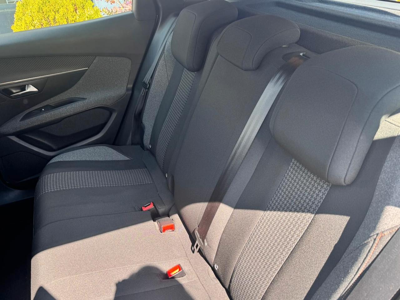 Peugeot 3008 BlueHDi 130 S&S EAT8 Active Pack