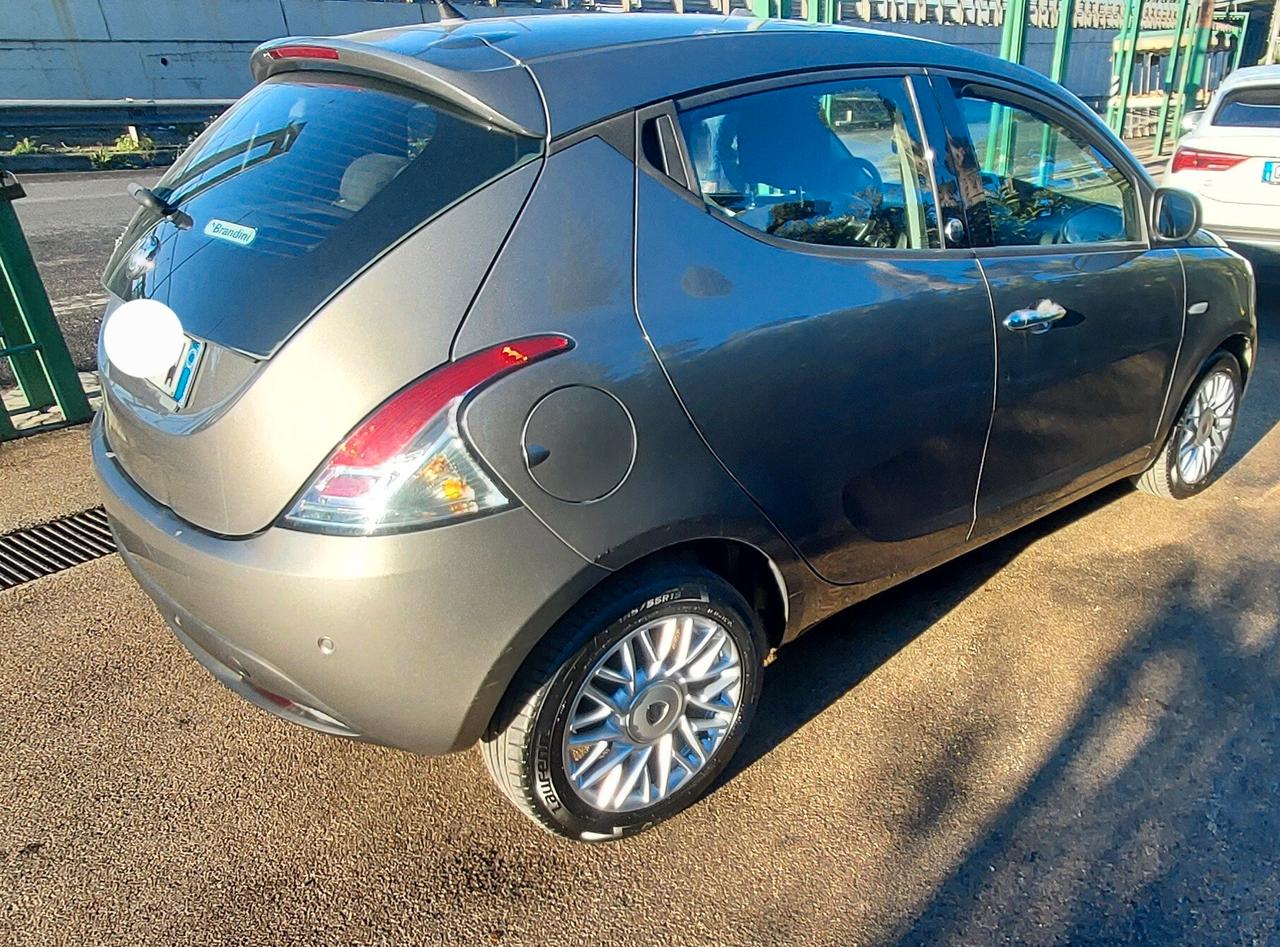 Lancia Ypsilon 1.2 69 CV 5 porte GPL Ecochic Silver