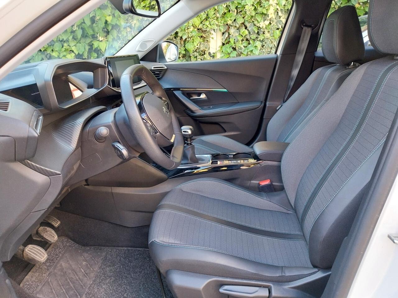 PEUGEOT 2008 1.2 BENZINA 30.000 KM ALLURE 2022