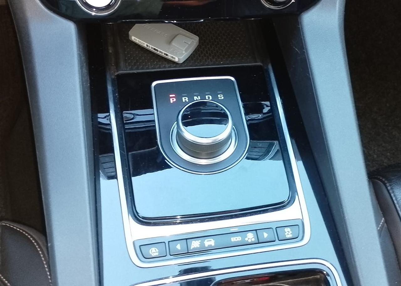 Jaguar F-Pace 2.0cc 180cv PORTFOLIO