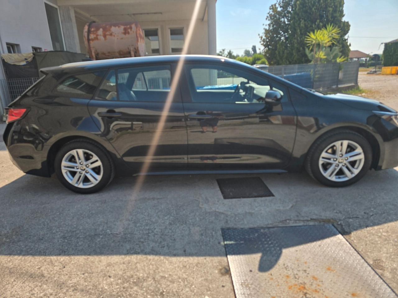 Toyota Corolla Touring Sports 1.8 Hybrid Business