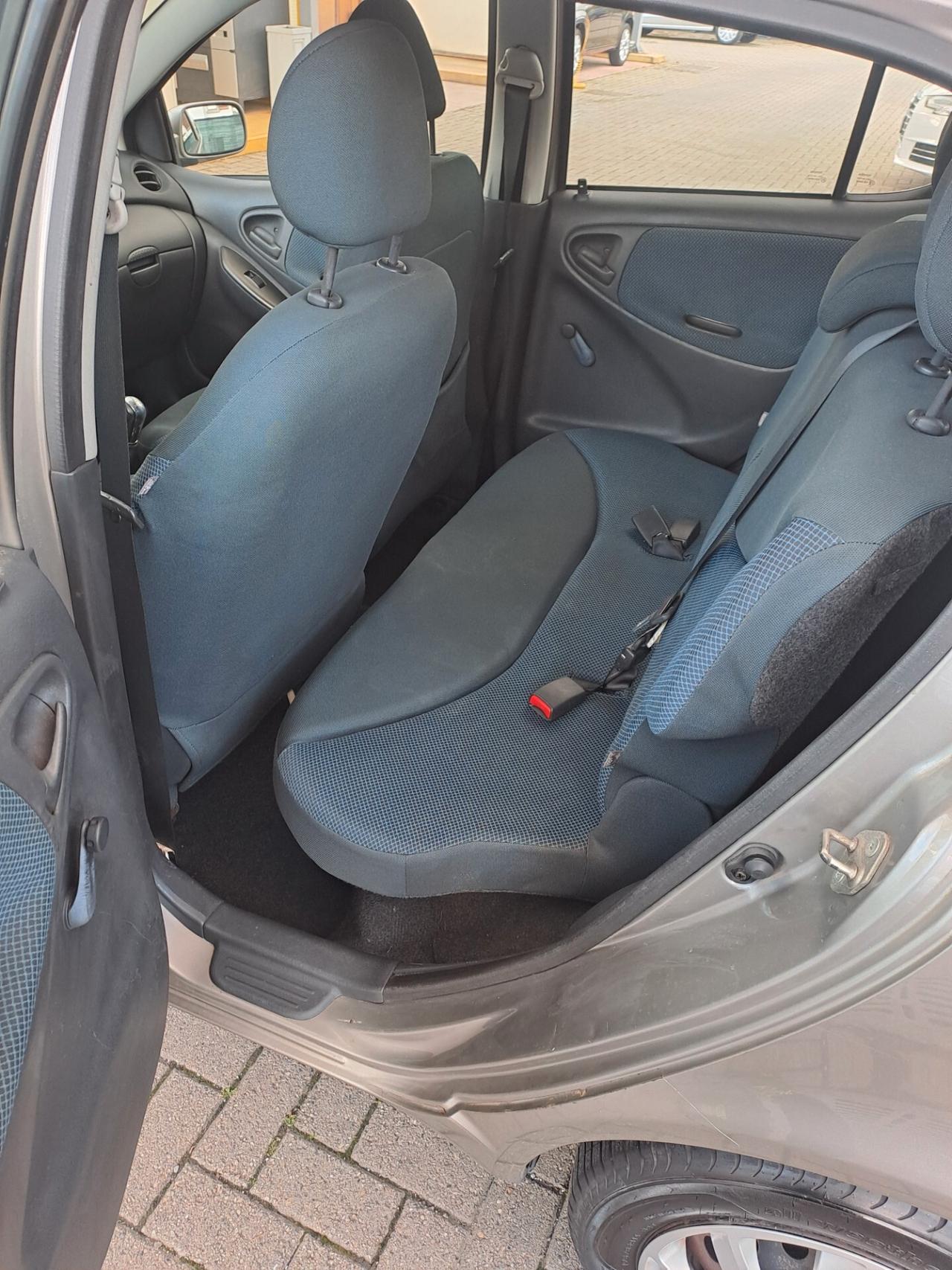 Toyota Yaris 1.3i 16V cat 5 porte Sol