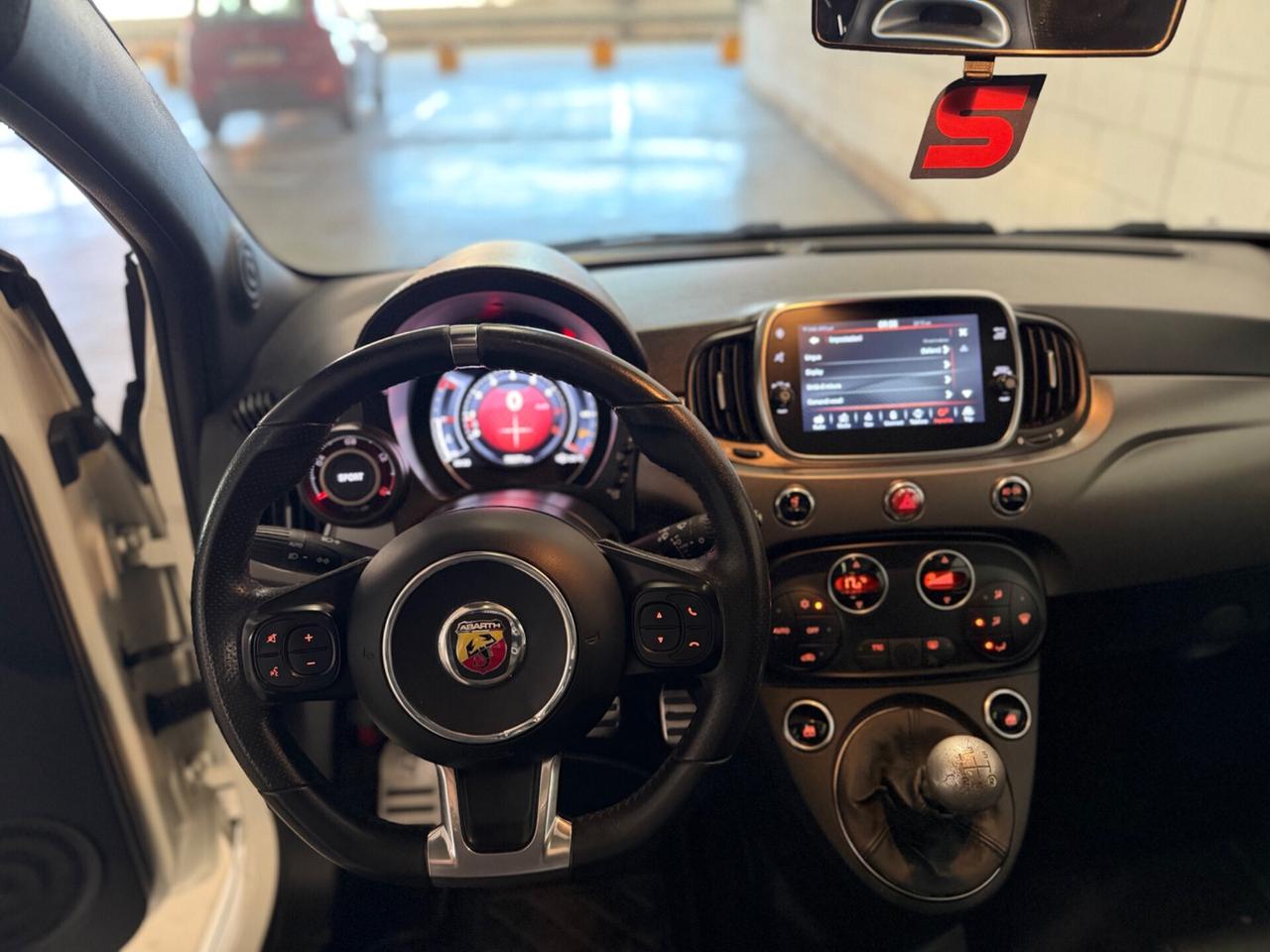 Abarth 595 1.4 Turbo T-Jet 165 CV Scorpioneoro