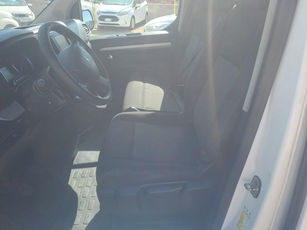 Peugeot Traveller 9 posti