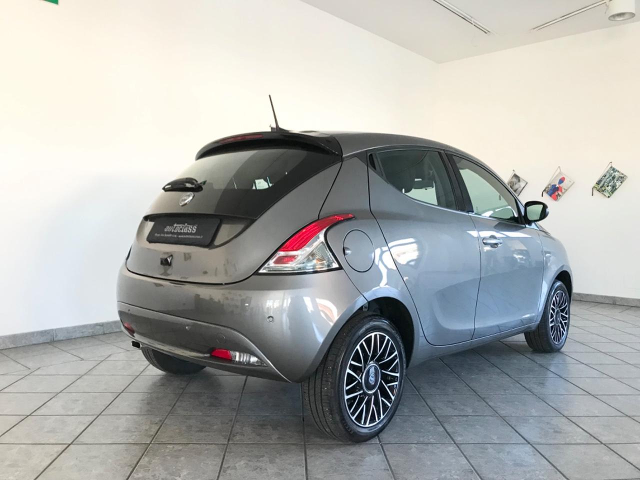 Lancia Ypsilon 1.0 FireFly 5 porte S&S Hybrid Platino
