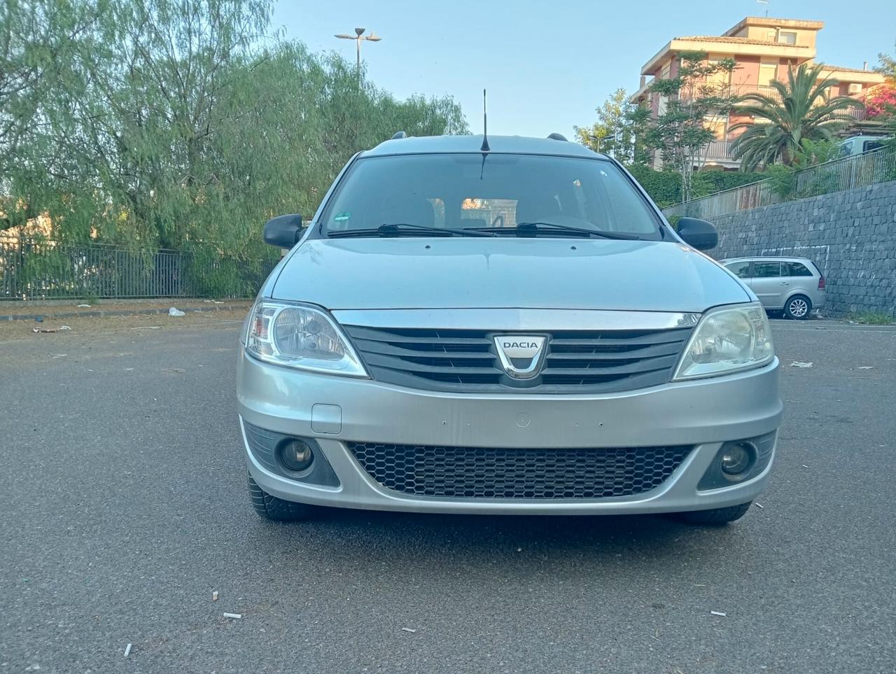 Dacia Logan pianale ribassato trasporto disabili