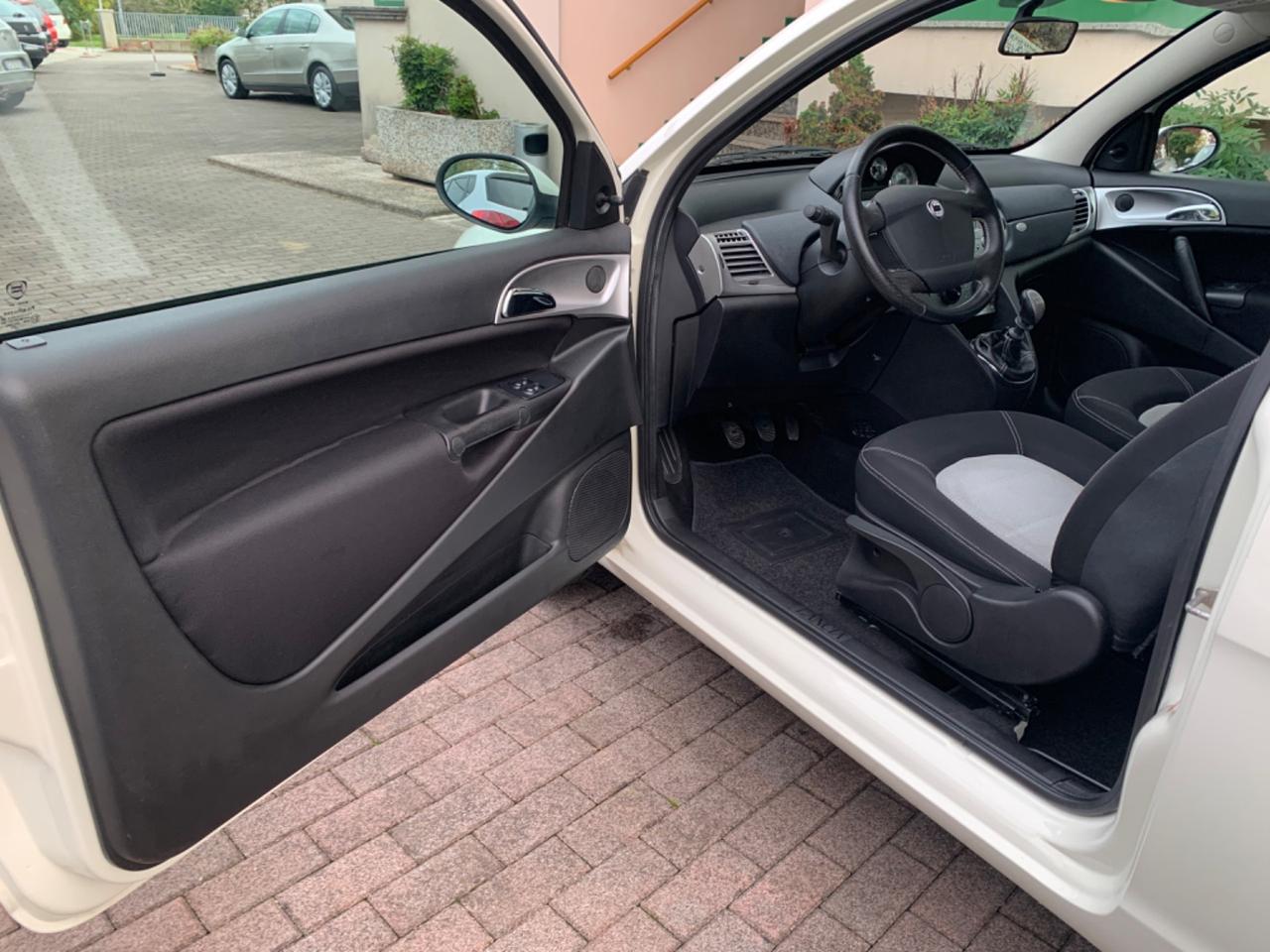 Lancia Ypsilon 1.2 Momo Design