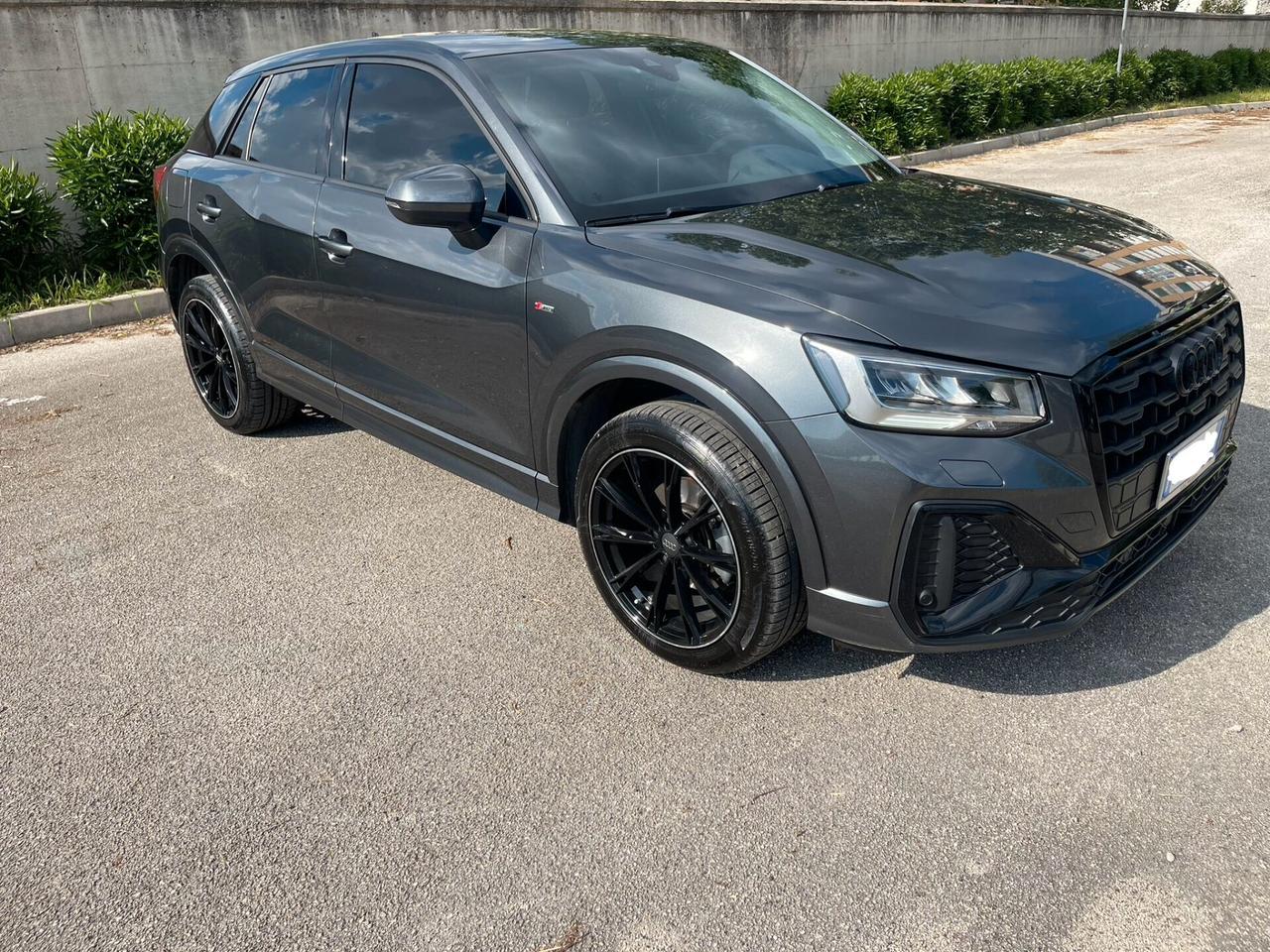 Audi Q2 40 TFSI quattro S tronic Identity Black