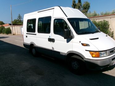 Iveco Daily 35-13 c 2.3 td 9 posti con pedana per persone disabili
