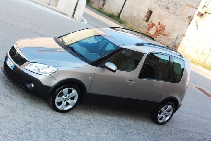 Skoda Roomster 1.2 TSI 86CV Scout CROSSOVER ASSETTO RIALZATO CLIMA AUTOMATICO SENSORI PARK