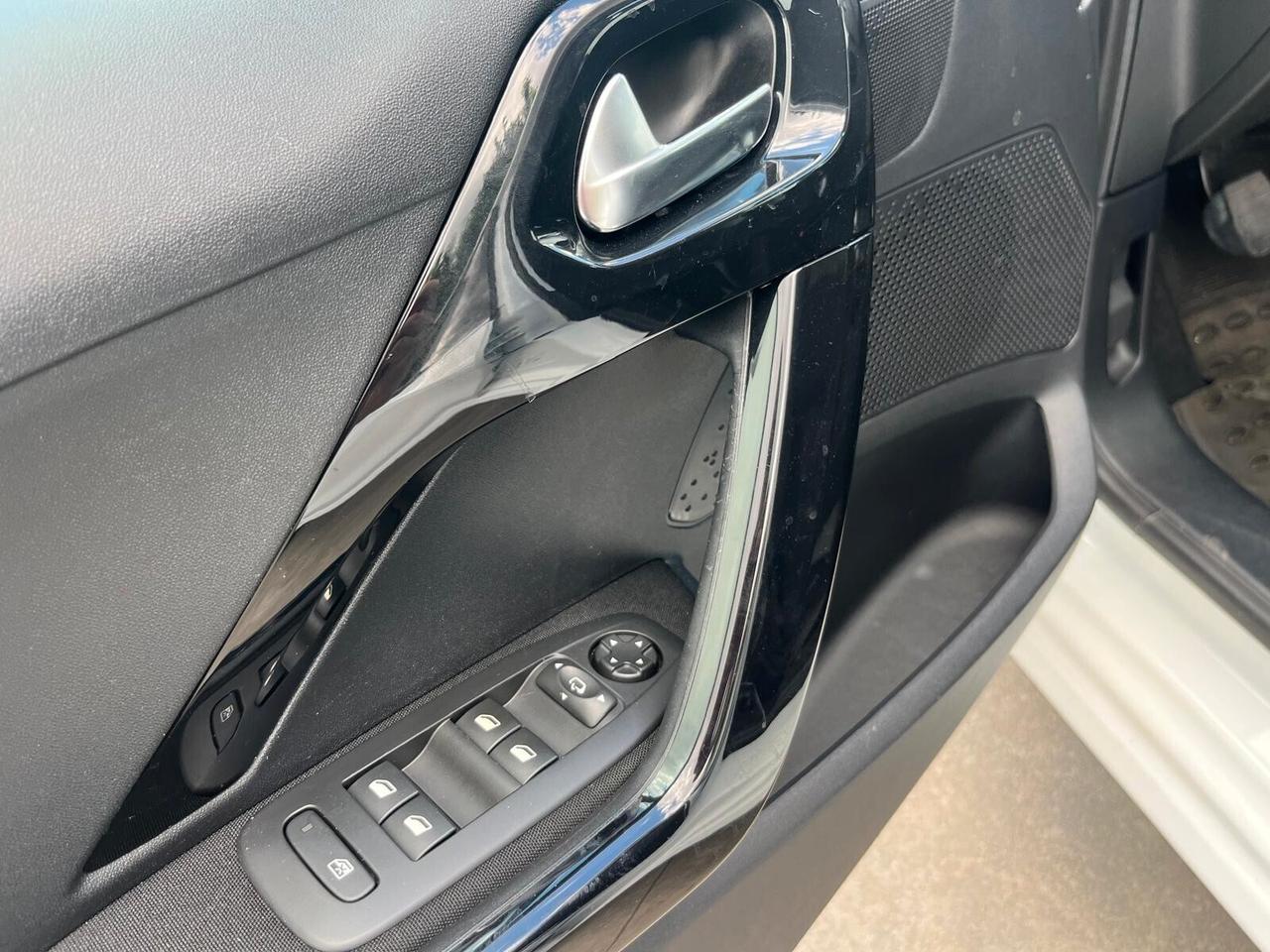 Peugeot 208 1.2 benz. Allure NEOPATENTATI COME NUOVA