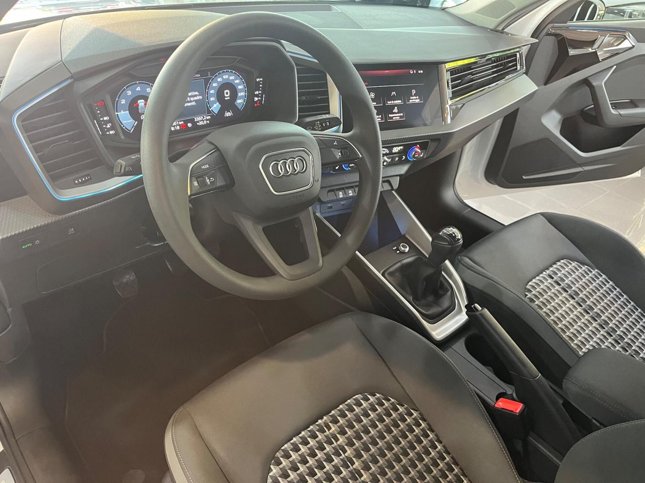 Audi A1 Sportback 25 1.0 tfsi Identity Black 77.000 KM!