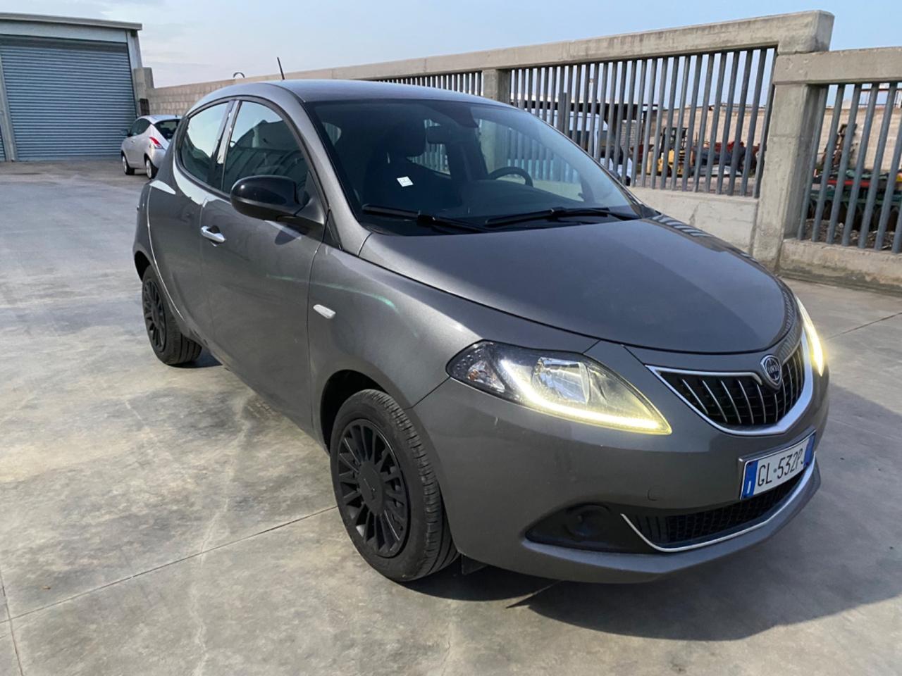 Lancia Ypsilon 1.0 FireFly 5 porte S&S Hybrid Ecochic Silver