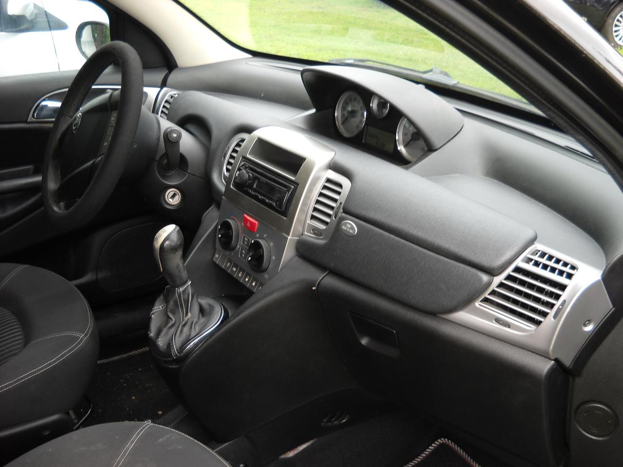 Lancia Ypsilon 1.3 MJT 105 CV Sport MomoDesign