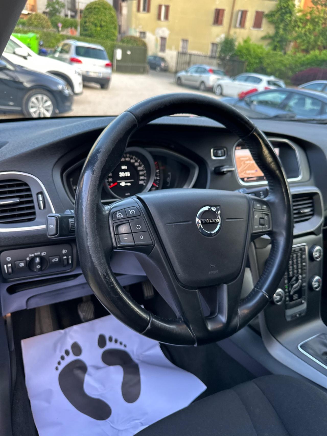 Volvo V40 D2 MOMENTUM KMCERT UNICOPR EU6B