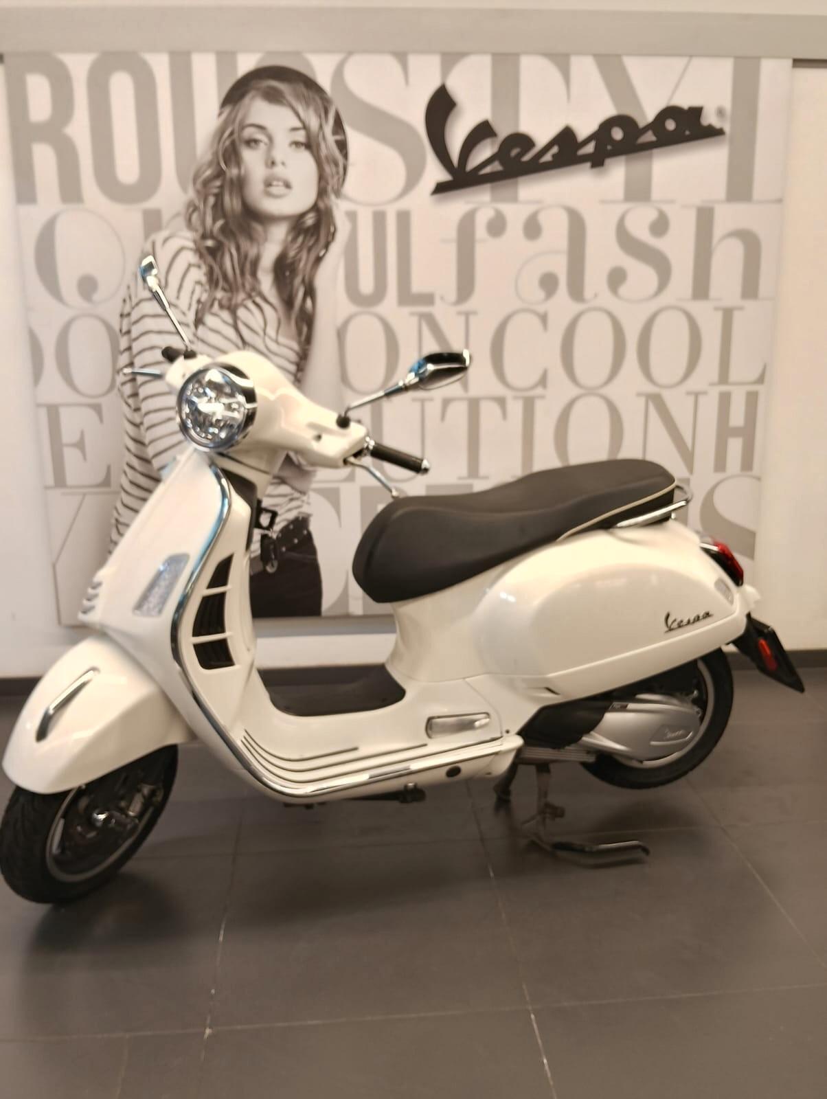 Piaggio Vespa 300 GTS hpe SUPER ABS E5