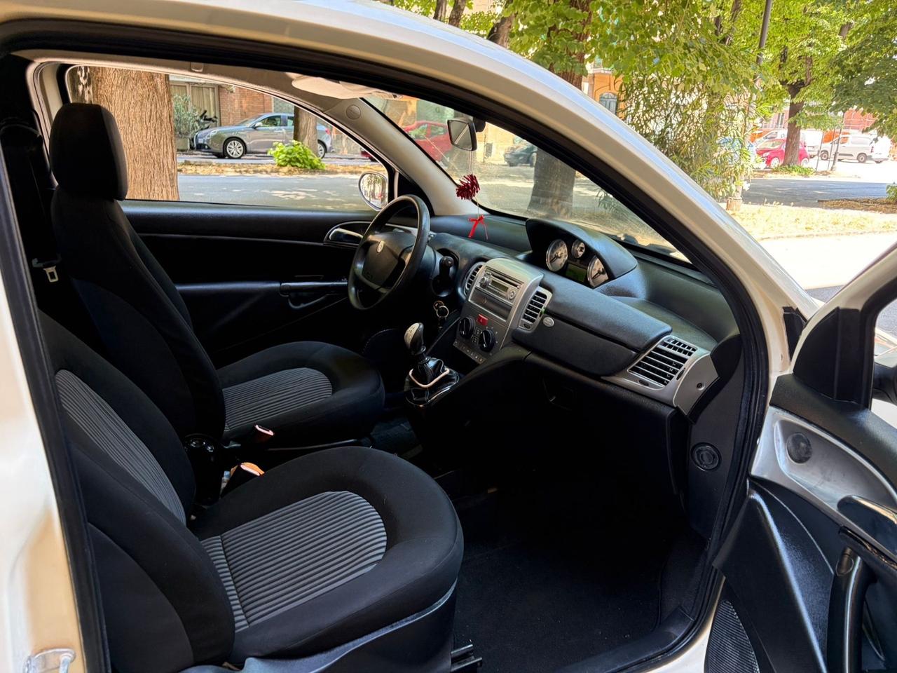Lancia Ypsilon 1.2 restailng moda Milano